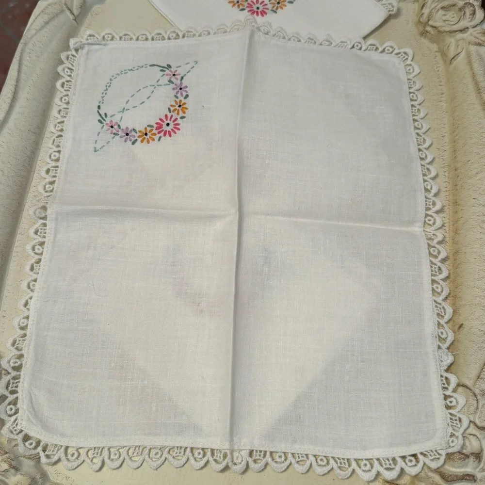 Vintage Hand Embroidered Linen  Floral w/Crocheted Lace Border 4/ Napkins